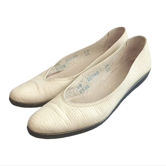 Ferragamo Snake Embossed Cream Leather Flats Size 8.5 - Picture 10 of 10